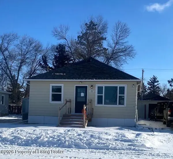 121 4th Street N, Richardton, ND 58652