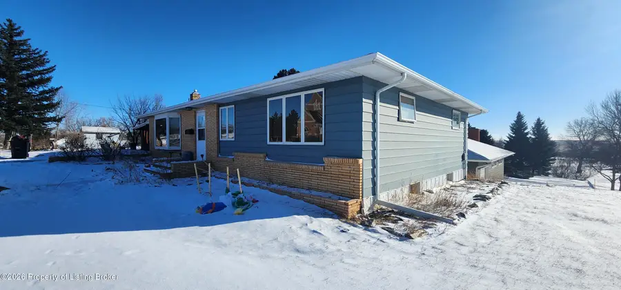 901 2nd Avenue S, Hettinger, ND 58639 - #2