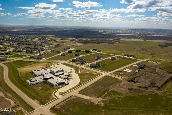 1800 Prairie Hawk Drive, Bismarck, ND 58503