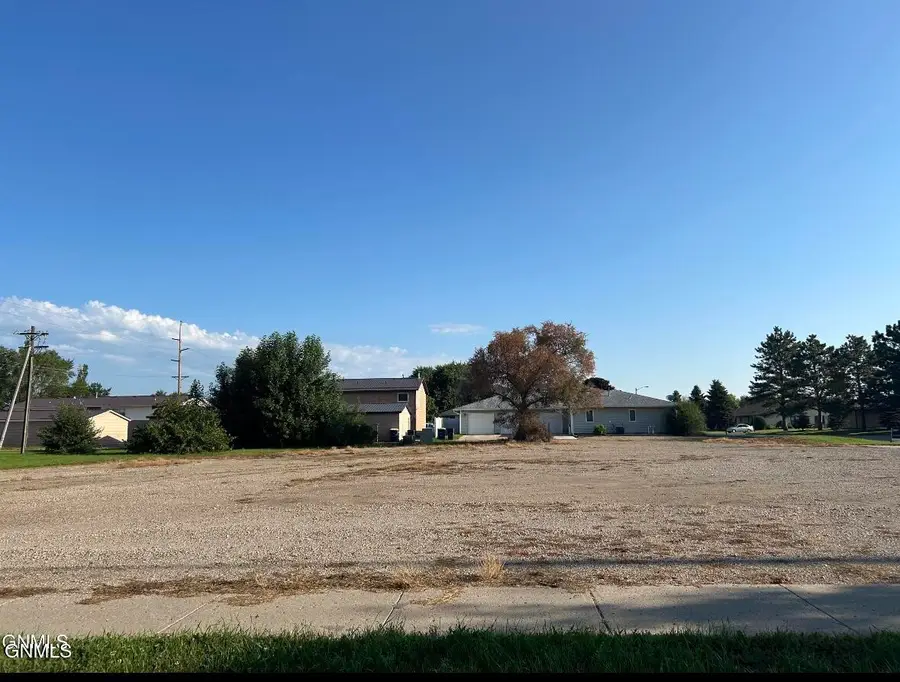 621 13th Street Ne, Jamestown, ND 58401 - #2