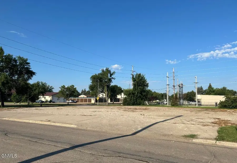 621 13th Street Ne, Jamestown, ND 58401 - #3