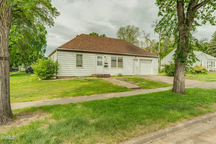1002 F Avenue E, Bismarck, ND 58501 - #2