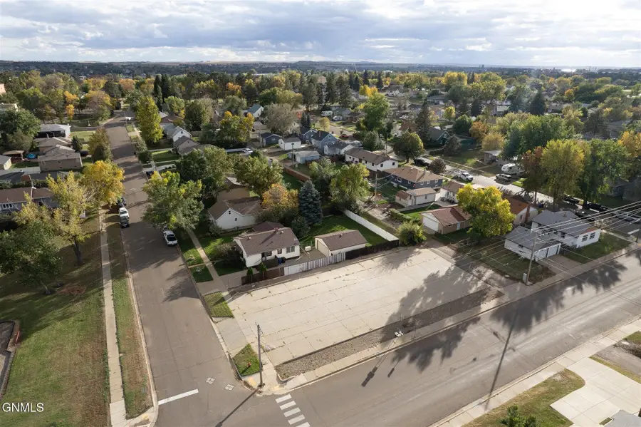 867 2nd Avenue W, Dickinson, ND 58601 - #2