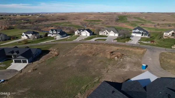 3707 Ridge Way, Bismarck, ND 58503