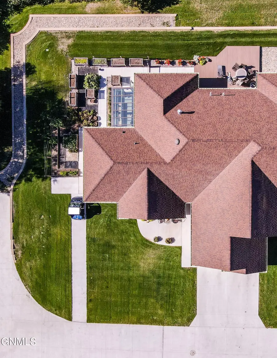 815 7th Avenue Nw, Valley City, ND 58072 - #3