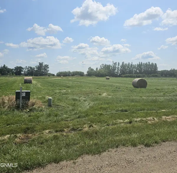3104 Hoggarth Drive, Jamestown, ND 58401
