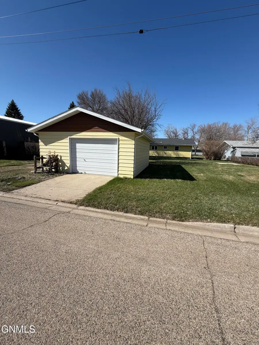 202 3rd Avenue Se, Crosby, ND 58730 - #2