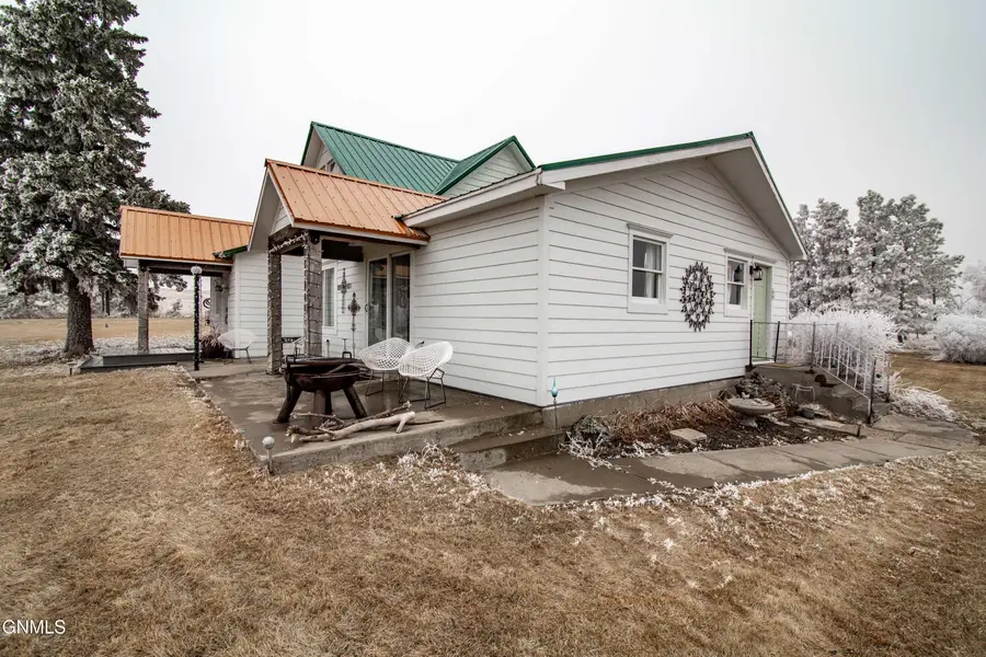 105 7th Street Nw, Hettinger, ND 58639 - #2