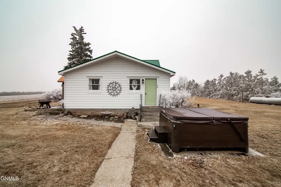 105 7th Street Nw, Hettinger, ND 58639 - #3