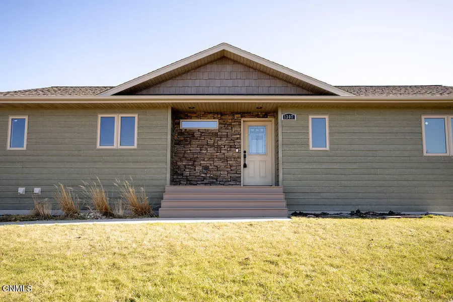 1307 13th Street Sw, Jamestown, ND 58401 - #2