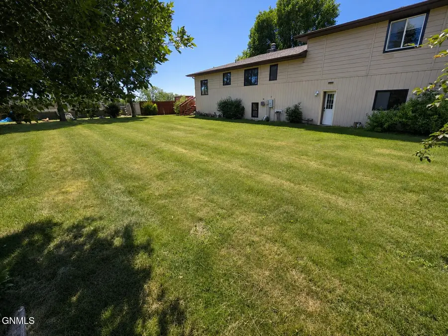 818 Mannhaven Street #1, Hazen, ND 58545 - #3