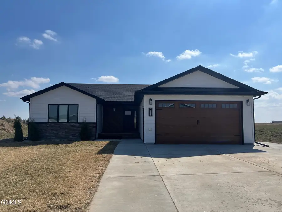 911 13th Avenue Sw, Watford City, ND 58854 - #2