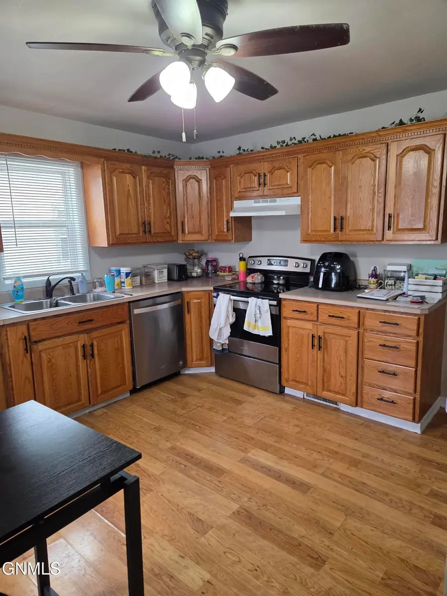 217 4th Street N, Richardton, ND 58652 - #2