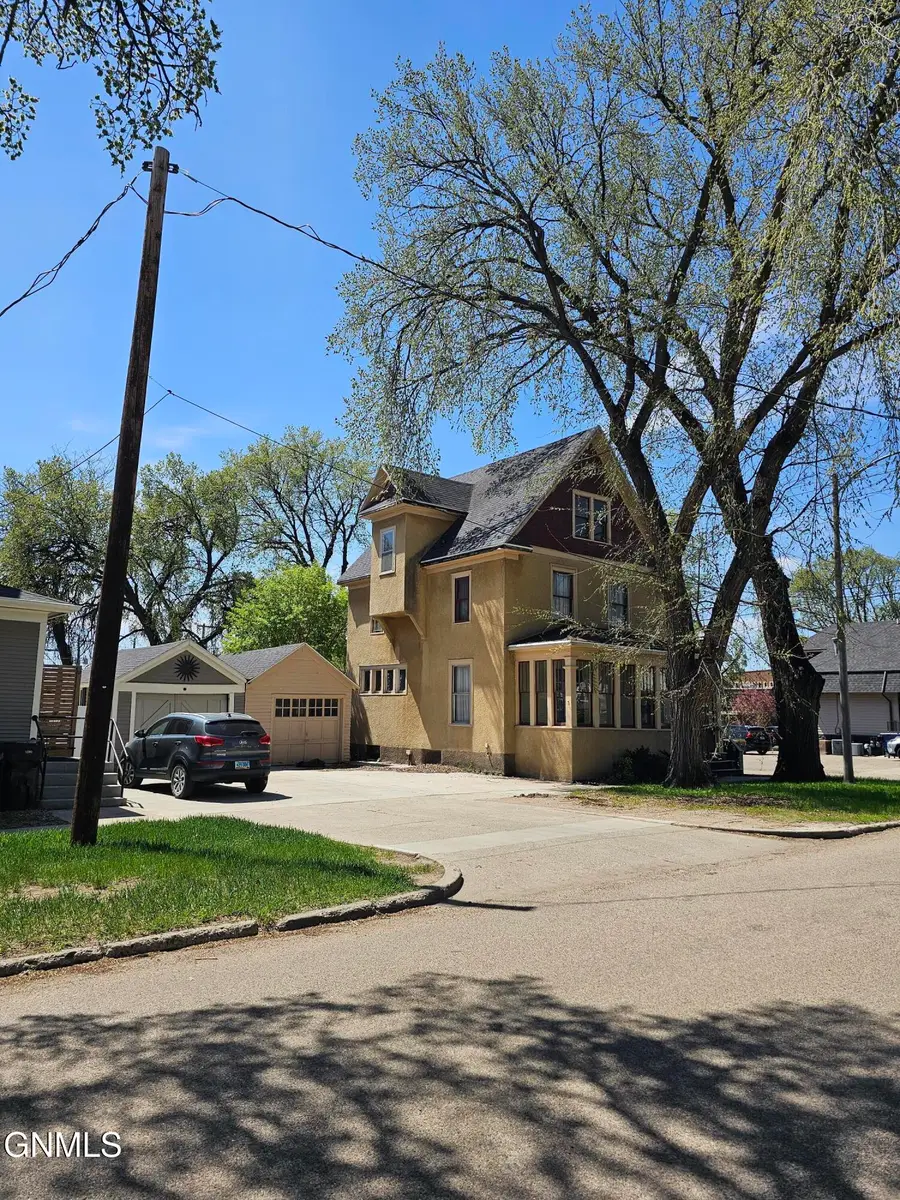 413 E B Avenue E, Bismarck, ND 58501 - #2