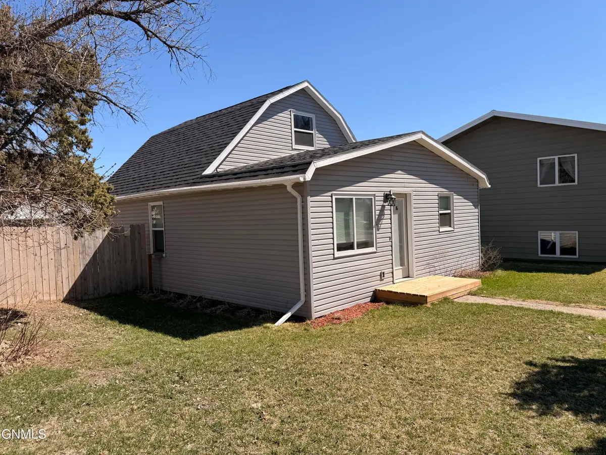 522 9th Avenue W, Williston, ND 58801 - #1