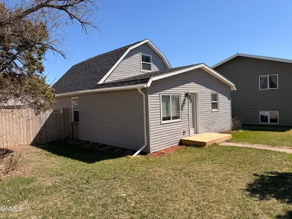 522 9th Avenue W, Williston, ND 58801