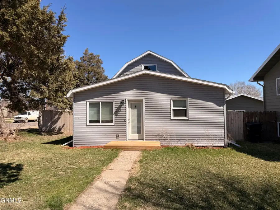 522 9th Avenue W, Williston, ND 58801 - #2