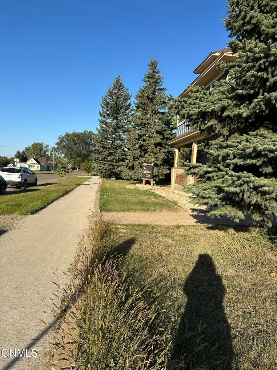 137 3rd Avenue Ne, Garrison, ND 58540 - #3