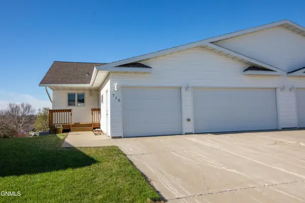715 Brome Loop, Bismarck, ND 58503