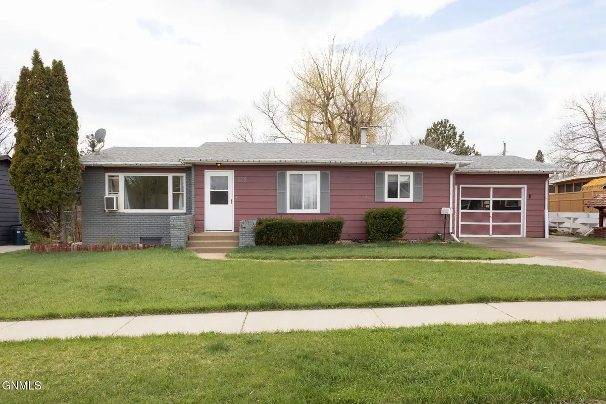 319 Park Street N, Hebron, ND 58638 - #1