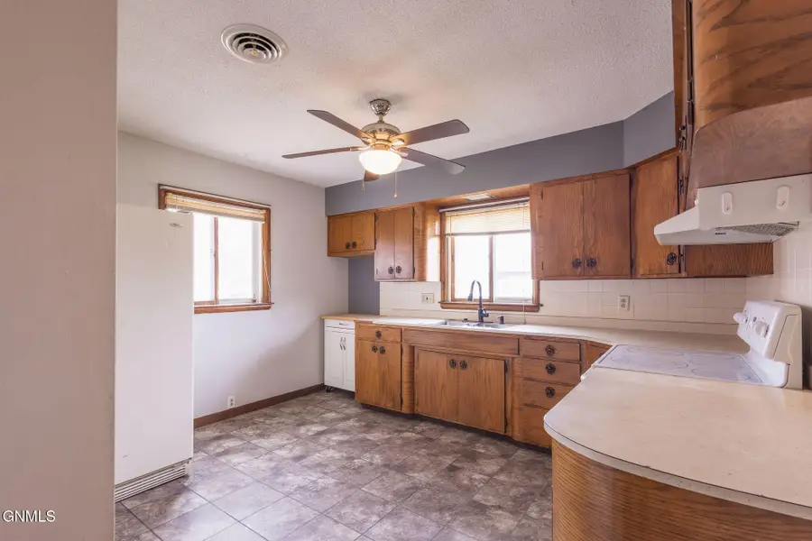 319 Park Street N, Hebron, ND 58638 - #2