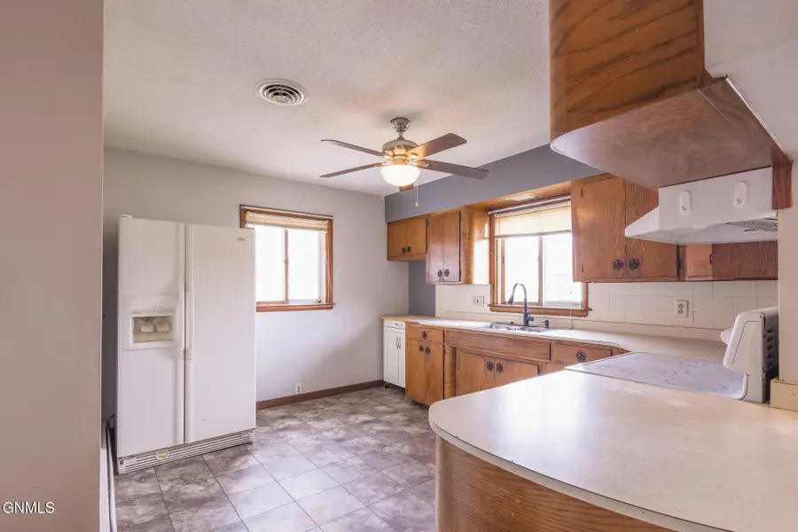 319 Park Street N, Hebron, ND 58638 - #3
