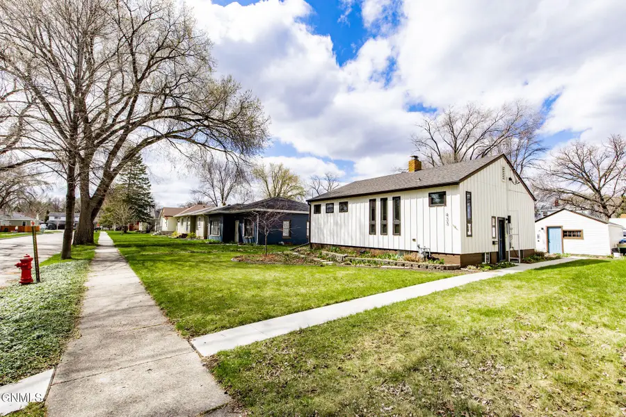 433 Elmwood Avenue S, Fargo, ND 58103 - #2