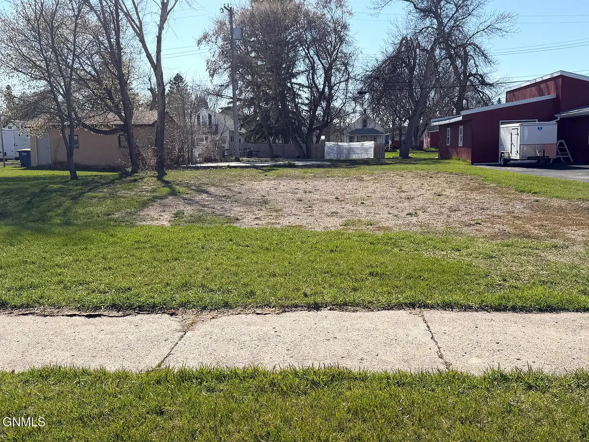 417 4th Avenue Nw, Jamestown, ND 58401 - #1