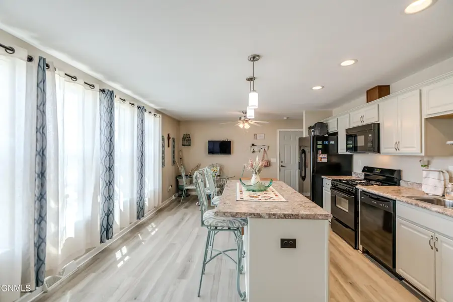 111 18th Avenue Se, Mandan, ND 58554 - #3