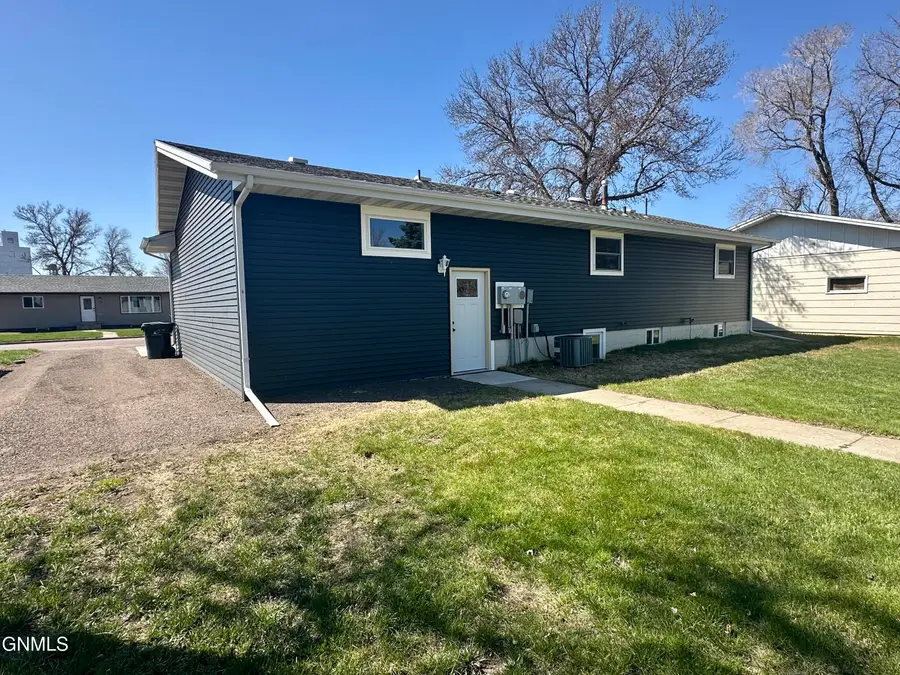 114 3rd Street Ne, Hazen, ND 58545 - #2