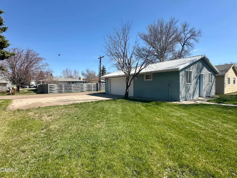 114 3rd Street Ne, Hazen, ND 58545 - #3