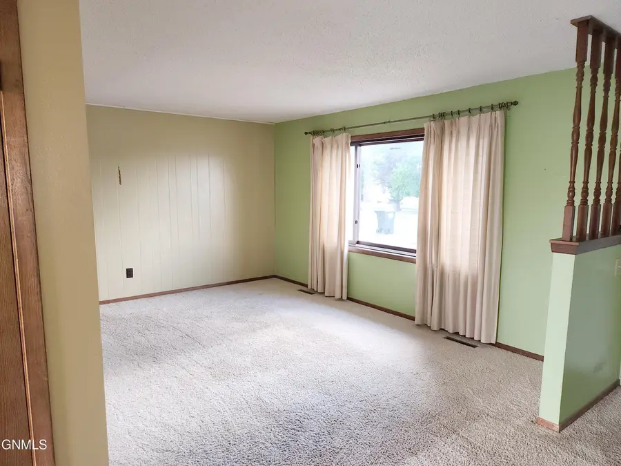 519 1st Avenue Nw, Steele, ND 58482 - #3