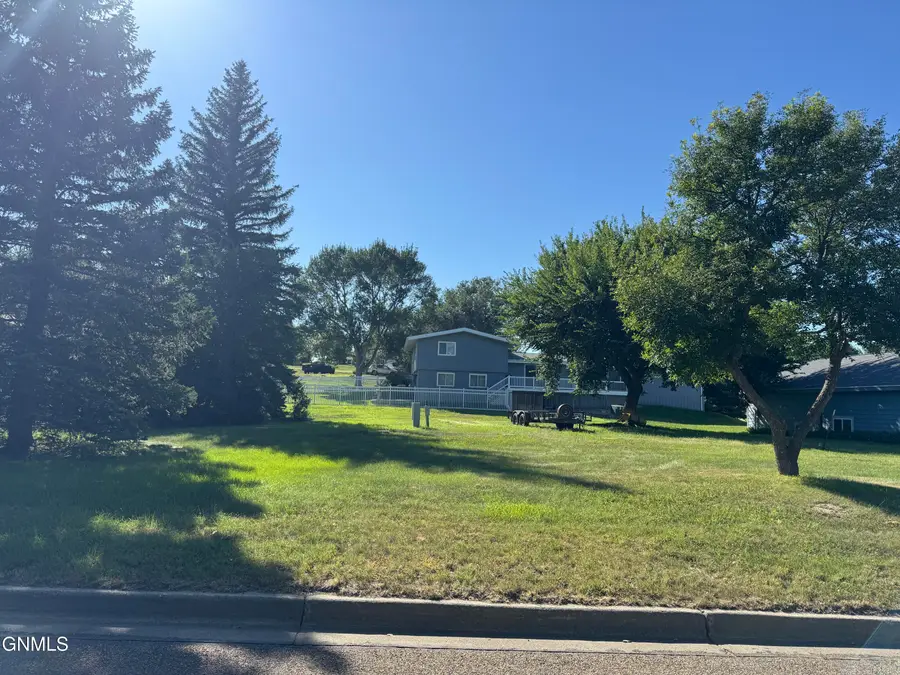 509 2nd Street Nw, Watford City, ND 58854 - #3