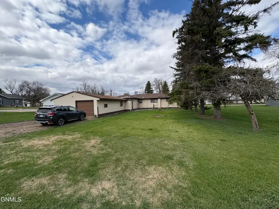 309 7th Avenue N, Edgeley, ND 58433 - #2