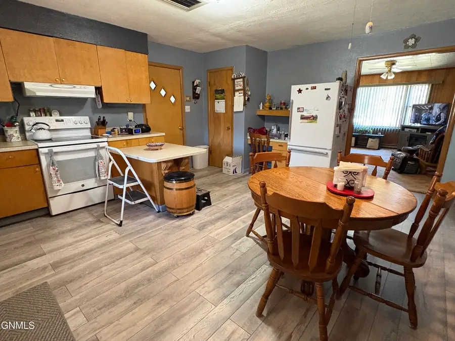 309 7th Avenue N, Edgeley, ND 58433 - #3