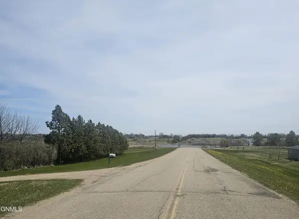 3096 Lake Front Drive, Jamestown, ND 58401