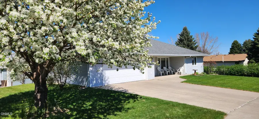 1096 Turnpike Avenue E, Bismarck, ND 58501 - #2