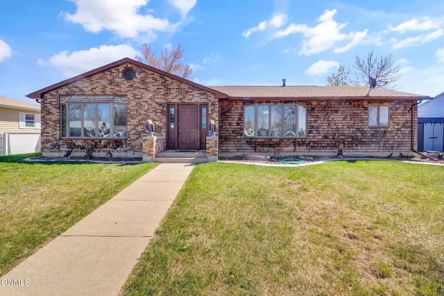 906 16th Avenue W, Williston, ND 58801 - #2