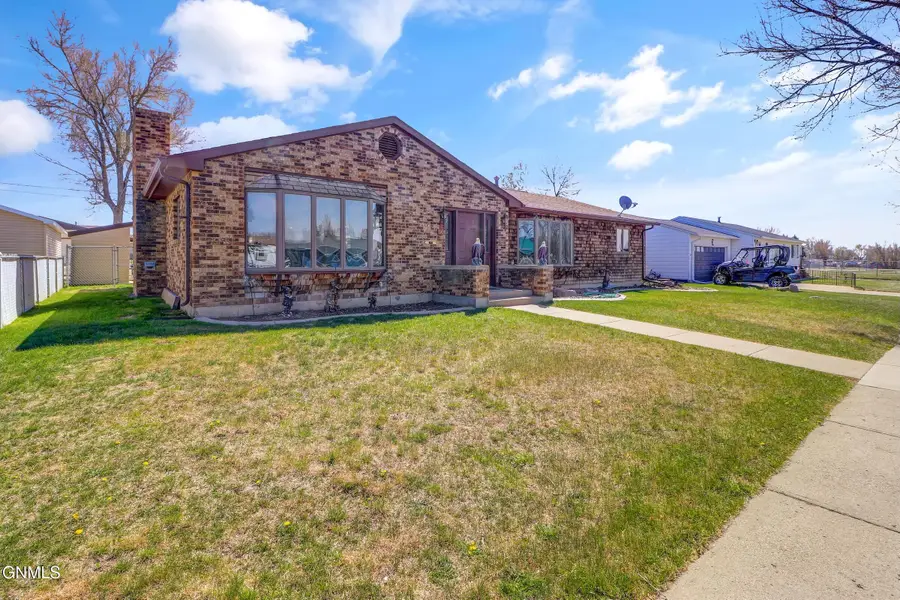 906 16th Avenue W, Williston, ND 58801 - #3