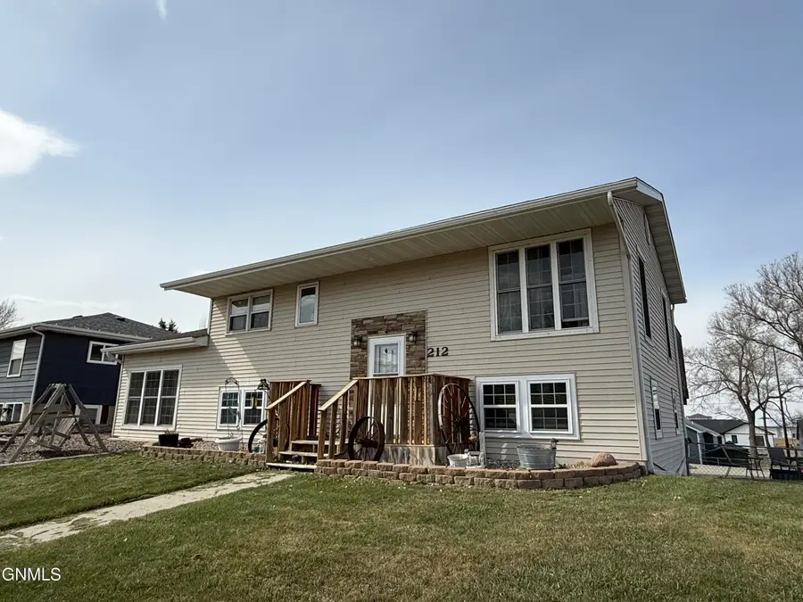 212 6th Avenue Ne, Watford City, ND 58854 - #2