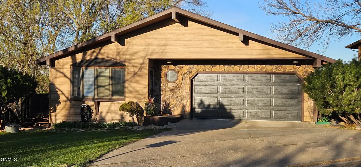 404 9th Avenue Nw, Mandan, ND 58554 - #1