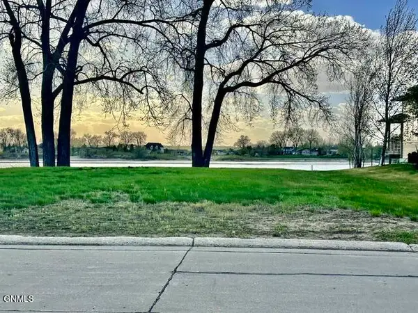 1304 1306 Bayview Court, Bismarck, ND 58504