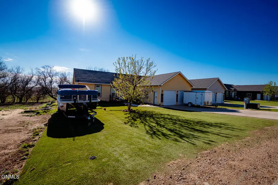1412 E Pheasant Ridge Street, Watford City, ND 58854 - #3