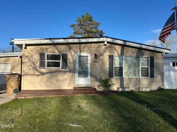 2516 Skyline Drive Nw, Minot, ND 58703