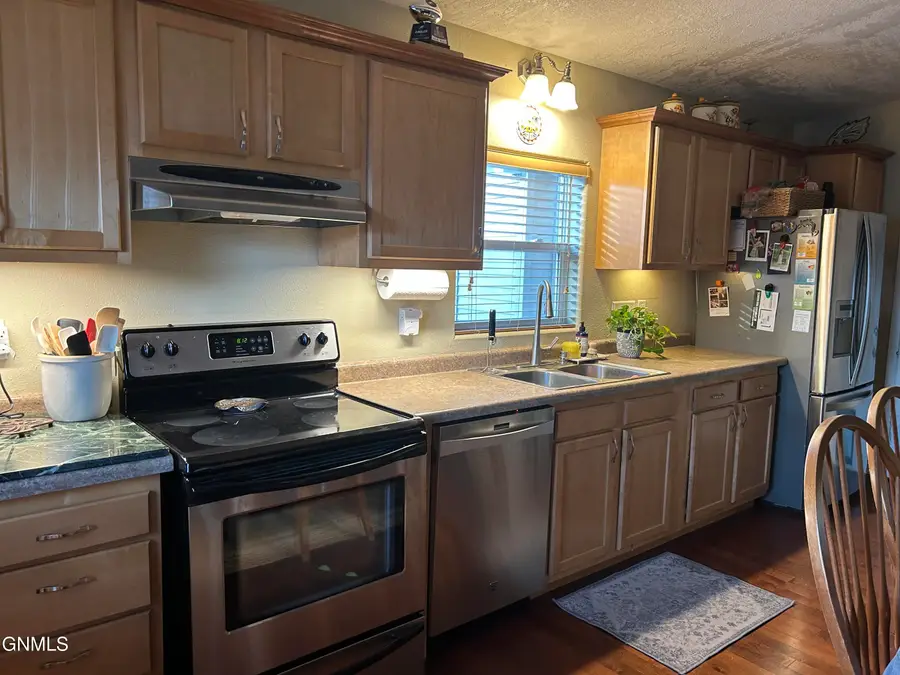 2516 Skyline Drive Nw, Minot, ND 58703 - #2