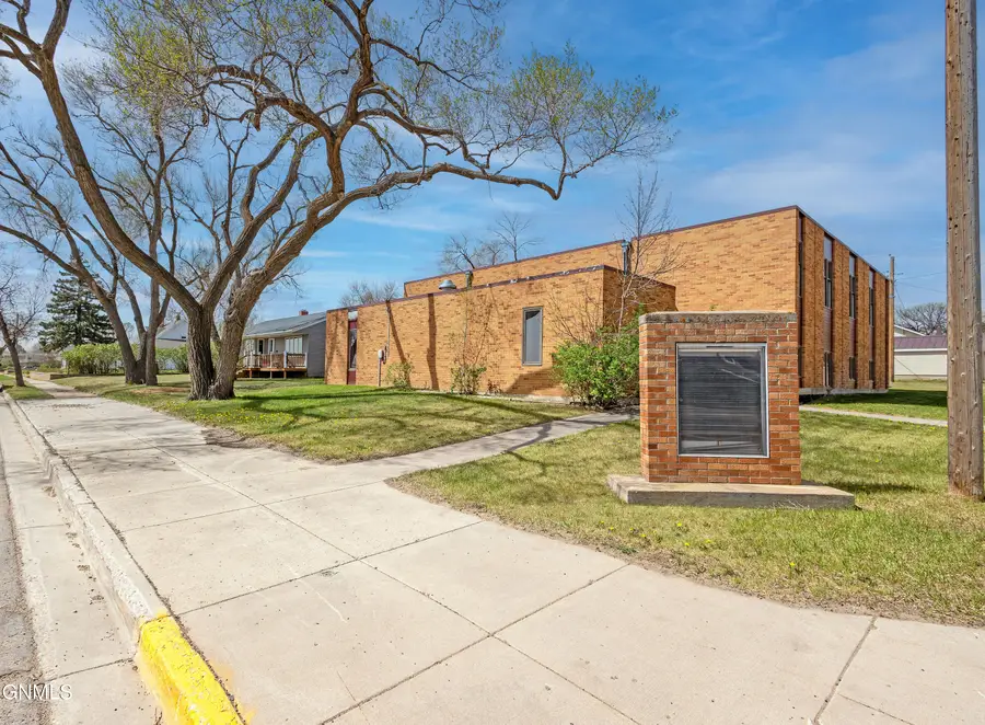 201 3rd Avenue Nw, Watford City, ND 58854 - #2