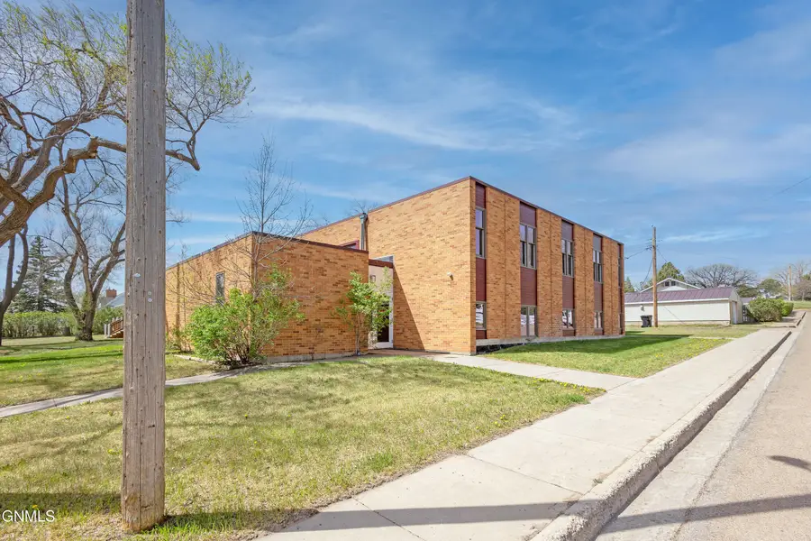 201 3rd Avenue Nw, Watford City, ND 58854 - #3