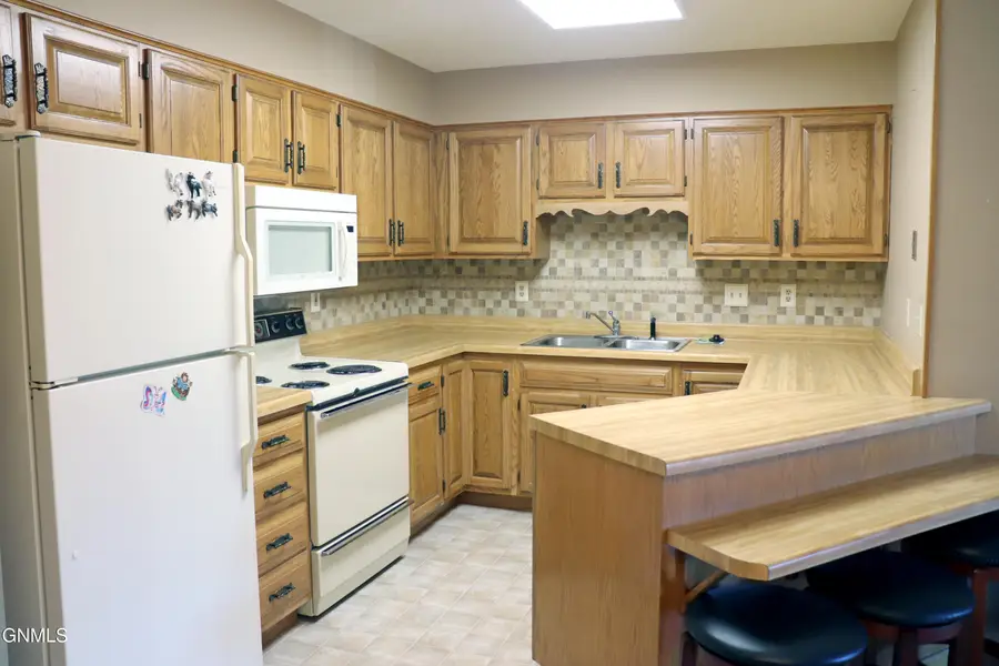 2121 Washington Street #11, Bismarck, ND 58501 - #3