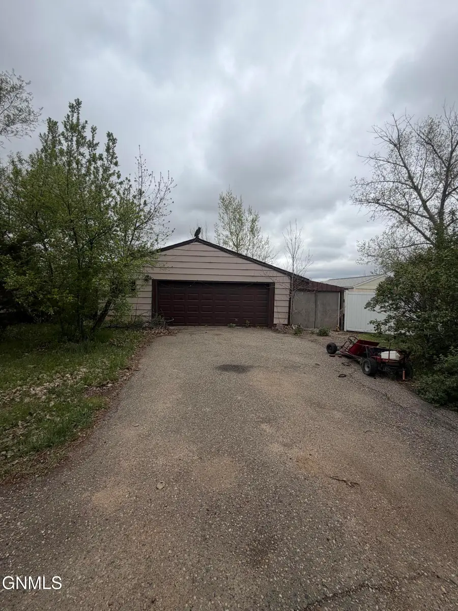 3317 9th Avenue E, Williston, ND 58801 - #2