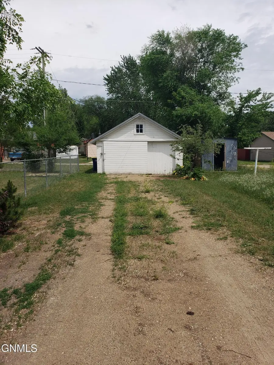 809 9th Avenue Se, Jamestown, ND 58401 - #3